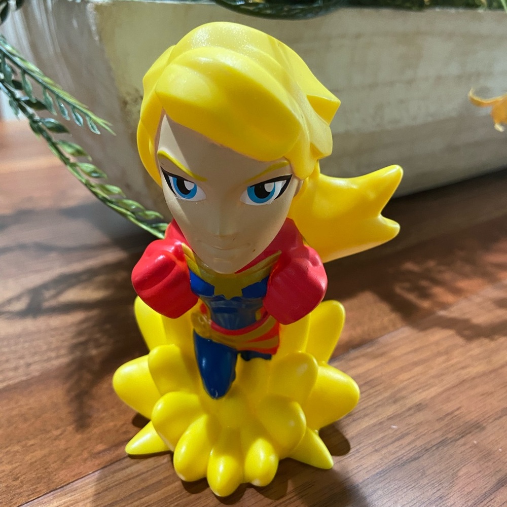 Disney Store Captain Marvel
Plastic Figurine 6"